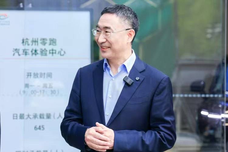 黄仁勋反驳频繁利用AI认知下降 自己每天用反而提高